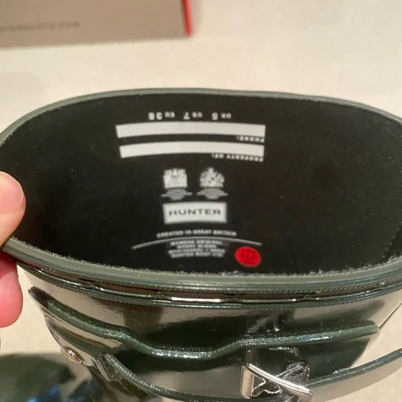 Hunter women’s original short gloss rain boots in dark olive, size 7 - Picture 6 of 11